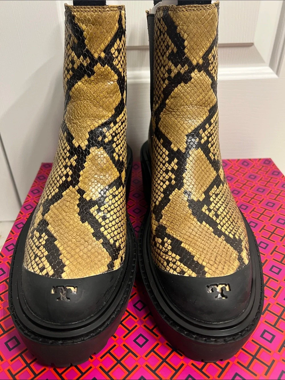 Tory Burch Chelsea Lug Platform in Pale Desert Roccia/ Black W size 8.5
